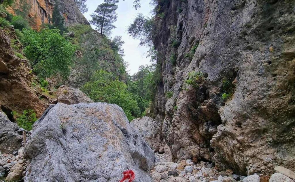 HIKING IN CRETE